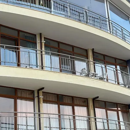 Spacious Beachfront - Kaya Lejlighed