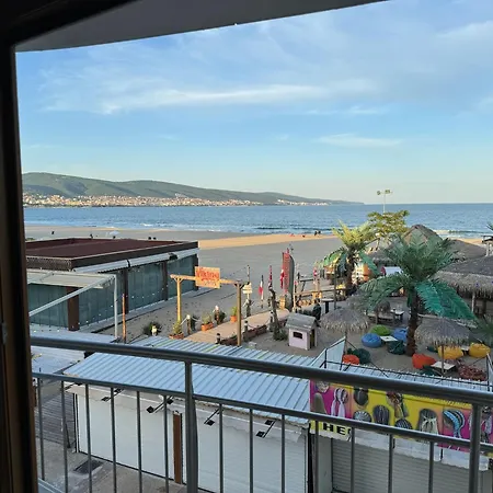 Spacious Beachfront - Kaya Daire