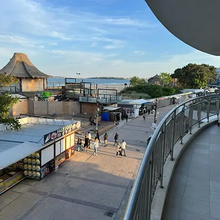 Spacious Beachfront - Kaya Lejlighed